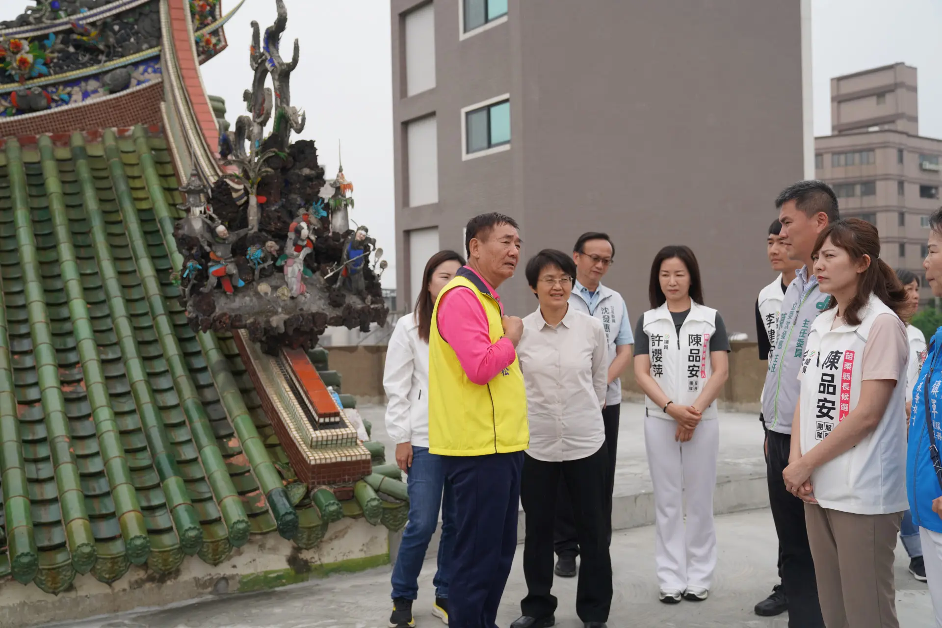 苗栗義民廟主委呂文松向客委會主委古秀妃說明工程進度。廖文琪攝