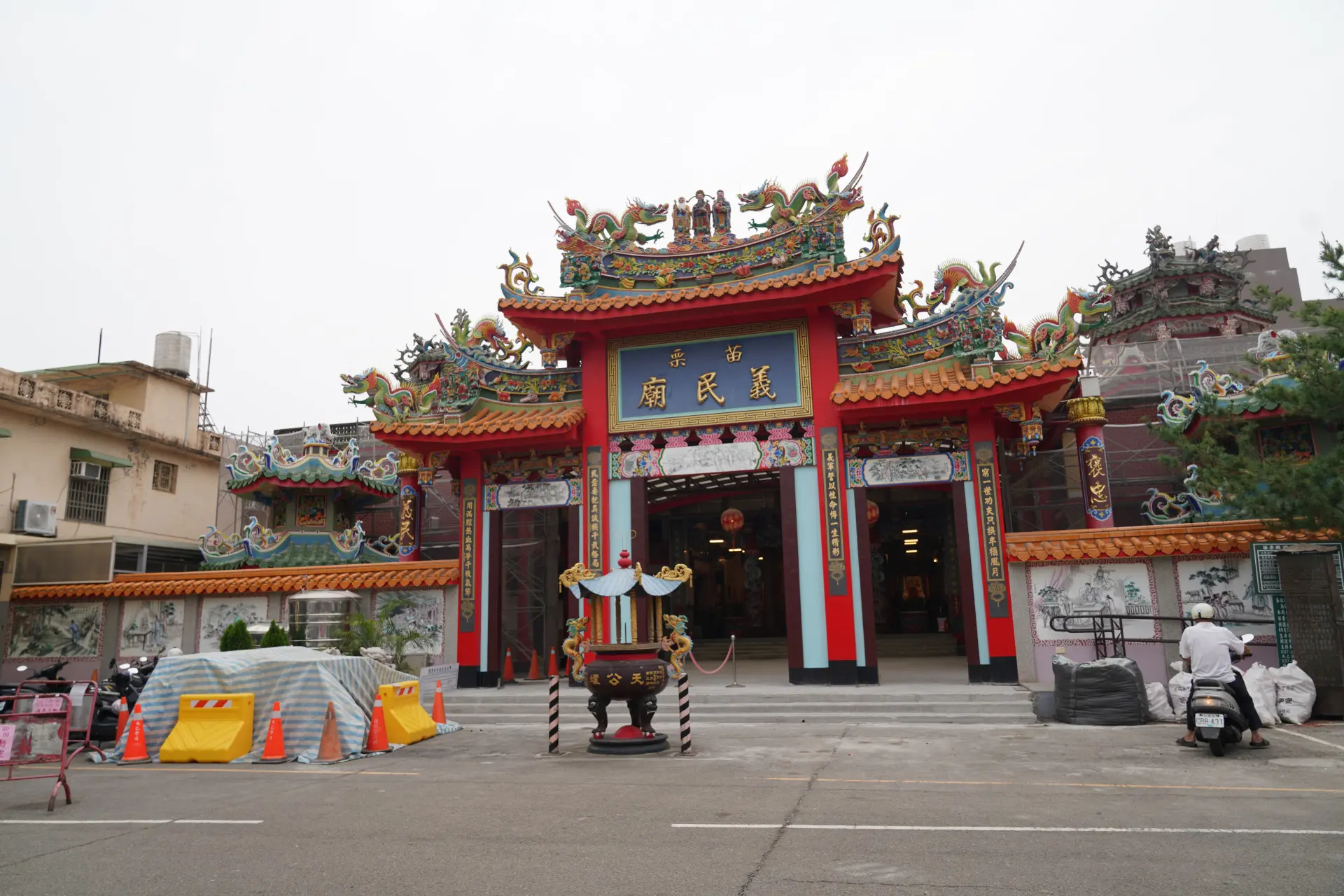 苗栗市義民廟埕廣場空間活化與圍牆重塑工程施工中，預計115年9月完工。廖文琪攝