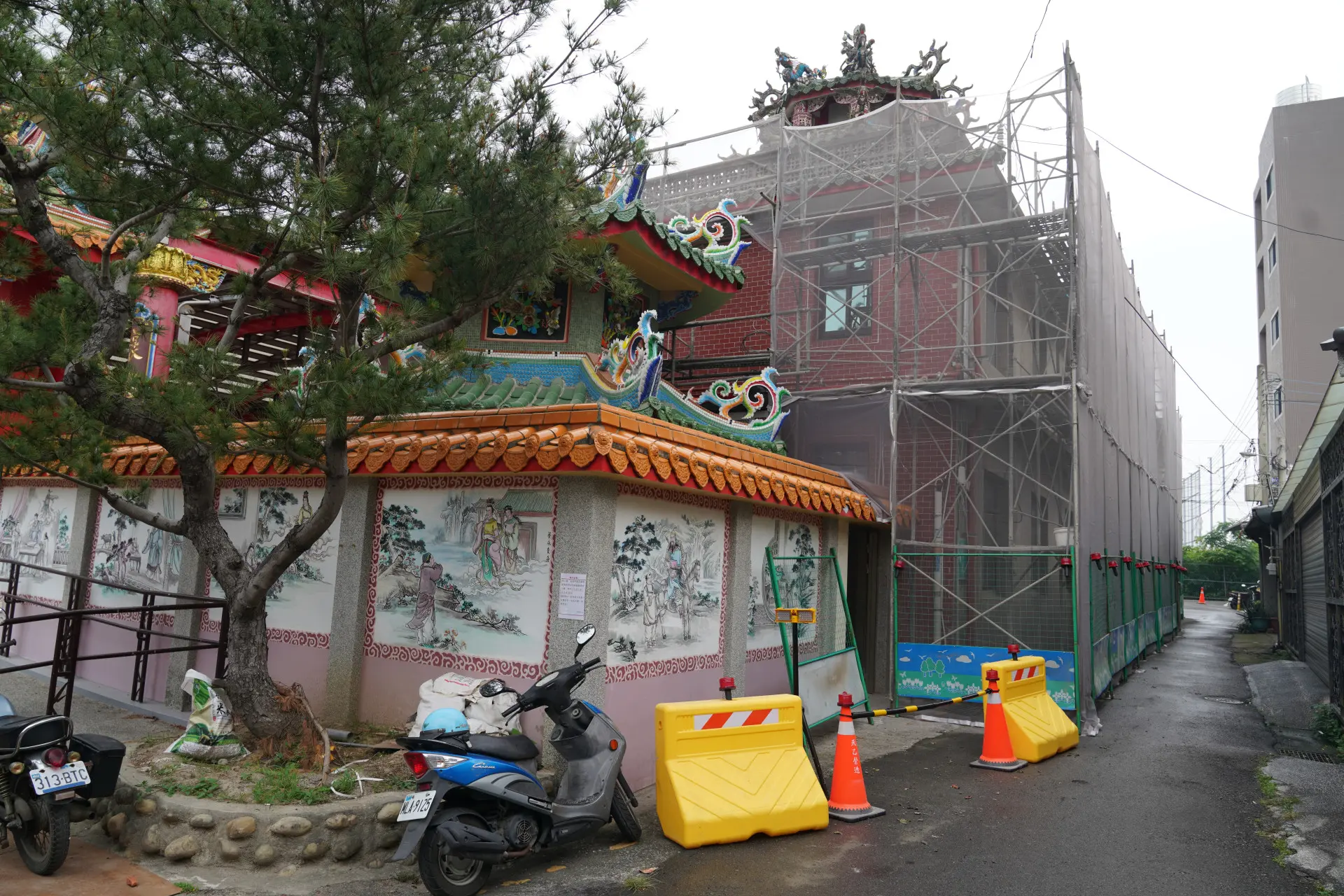 苗栗市義民廟埕廣場空間活化與圍牆重塑工程施工中，預計115年9月完工。廖文琪攝
