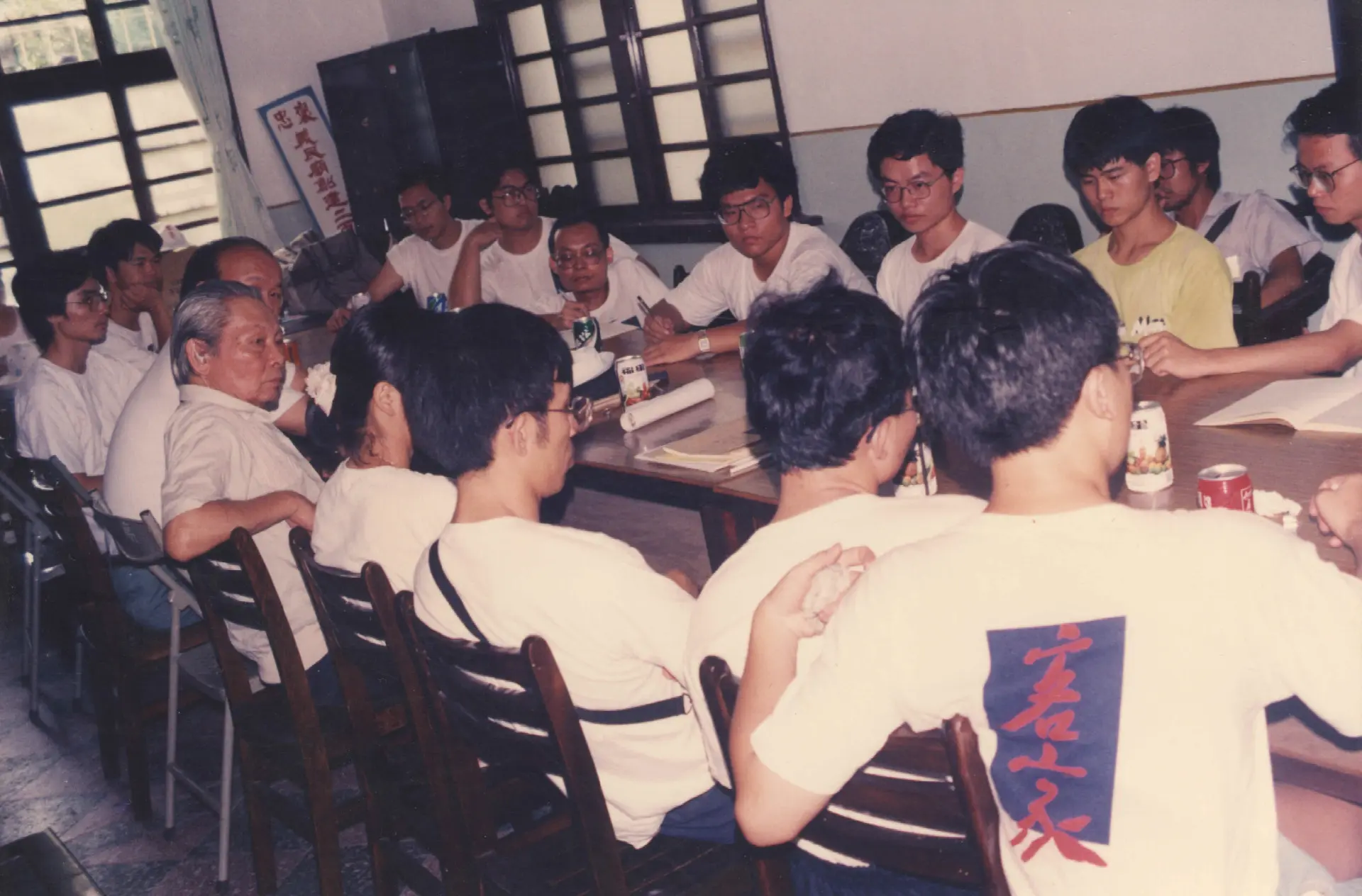 學員離營後，鍾肇政（左四）主持第二屆客家夏令營檢討會。1991，新埔義民廟。楊國鑫攝