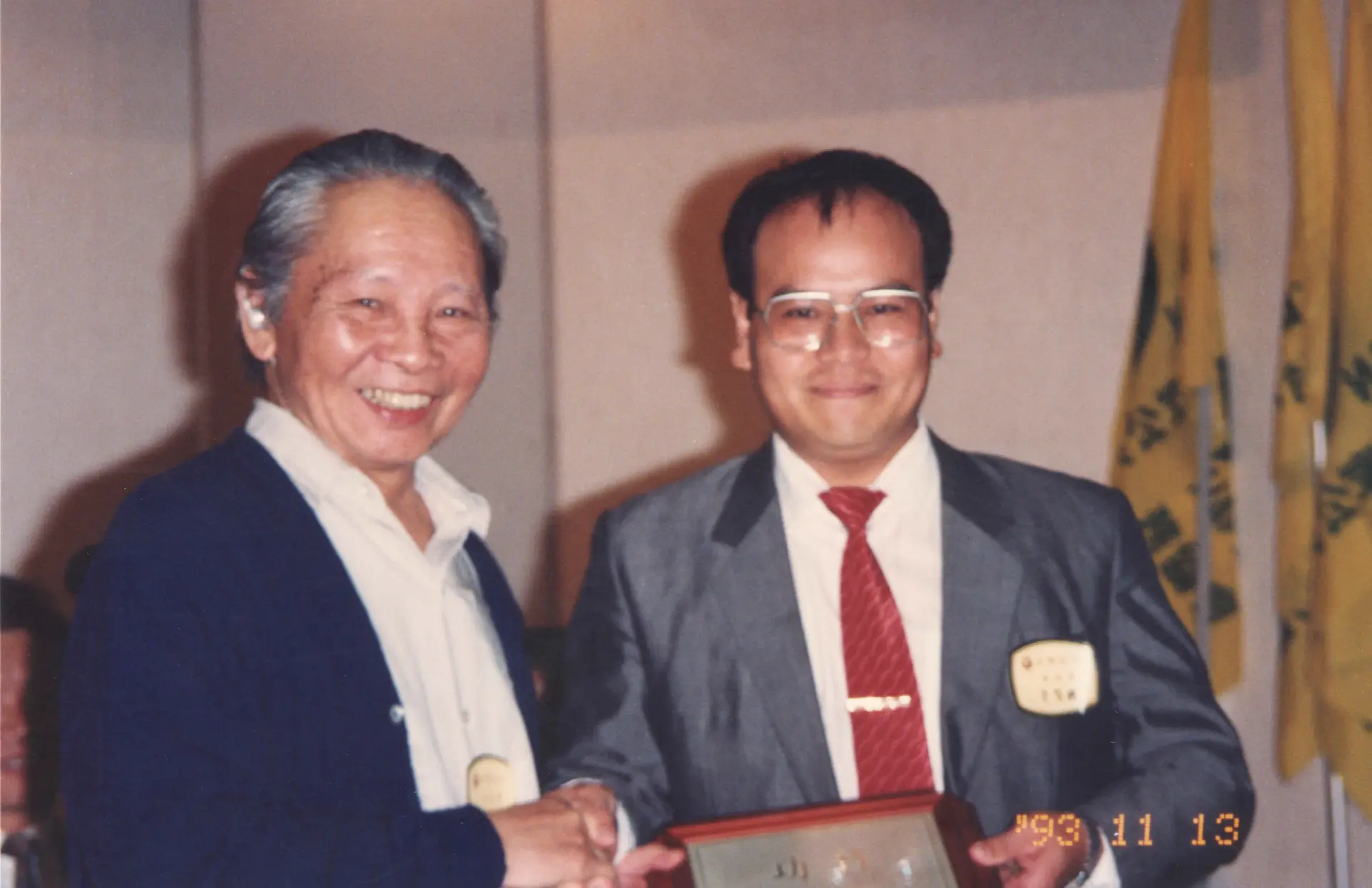 台灣客協成立三週年慶，鍾肇政（左）與李智期（右）。1993，台北。楊國鑫攝