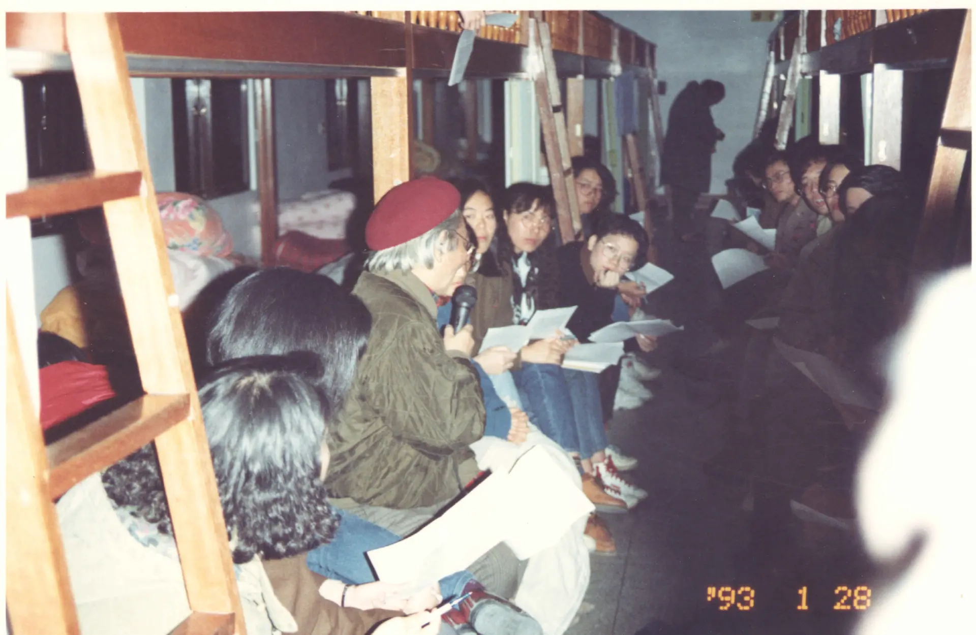 第二屆客家冬令營在花蓮，鍾肇政在寢室就開講了。1993，花蓮。楊國鑫攝
