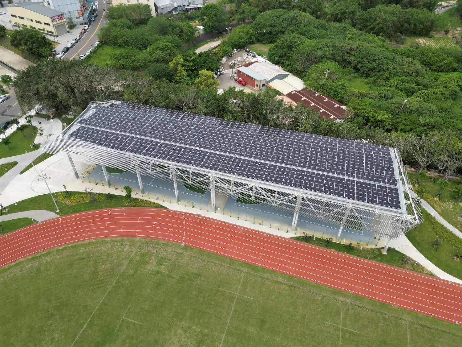香山綜合運動場風雨球場啟用,屋頂布滿太陽能板發電,兼具節能功能。新竹市政府提供