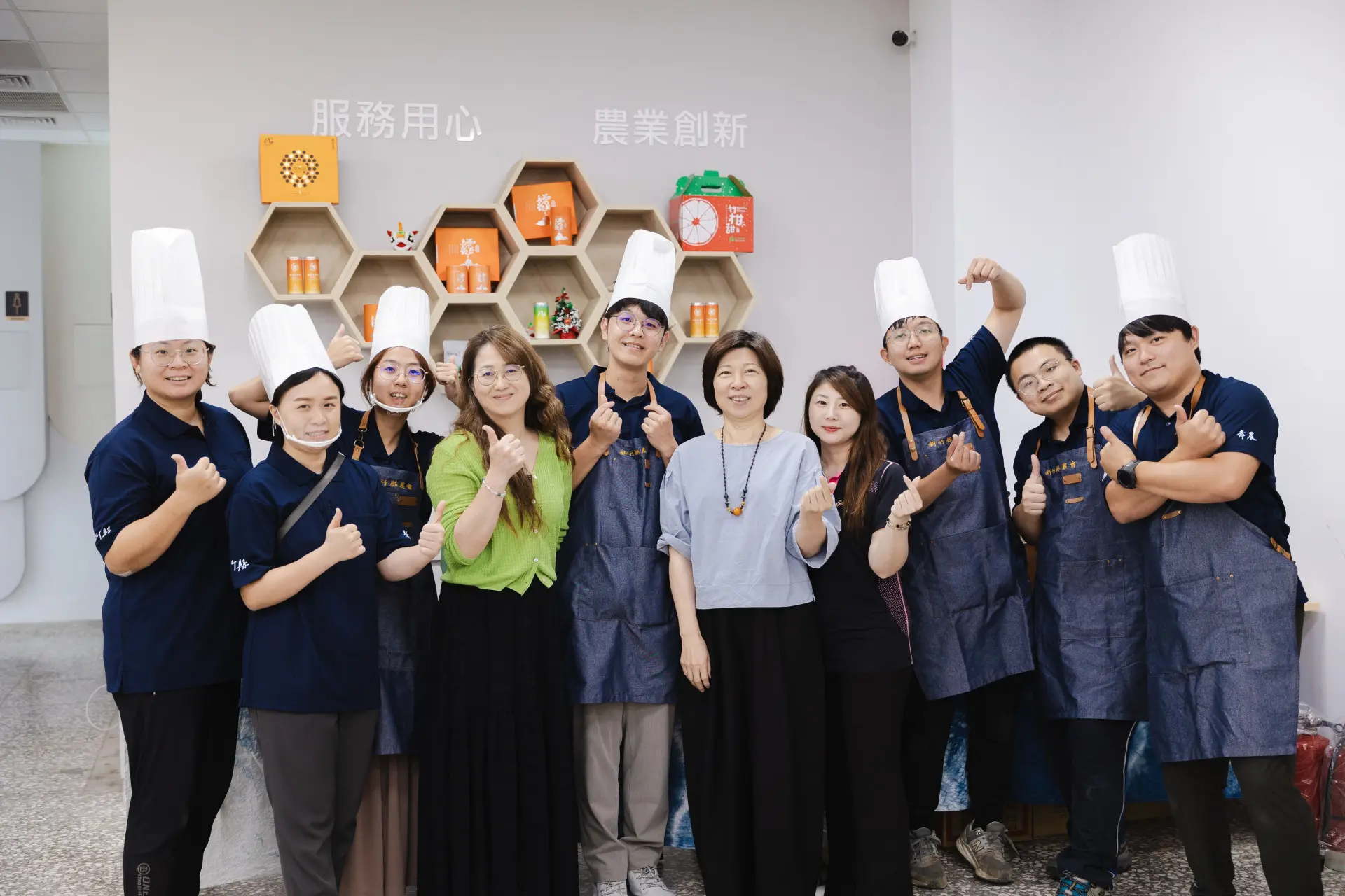 新竹縣青農聯誼會成員分工合作,端出一道道充滿地方特色的佳餚。竹縣府提供