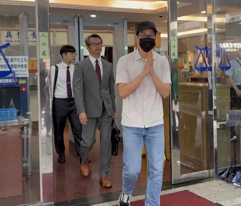 金鐘影帝薛仕凌（前）涉偽造高血壓閃兵遭求刑2年半，新北地院14日首度開庭，薛仕凌庭後步出法院，雙手合十表示謝謝大家關心。中央社
