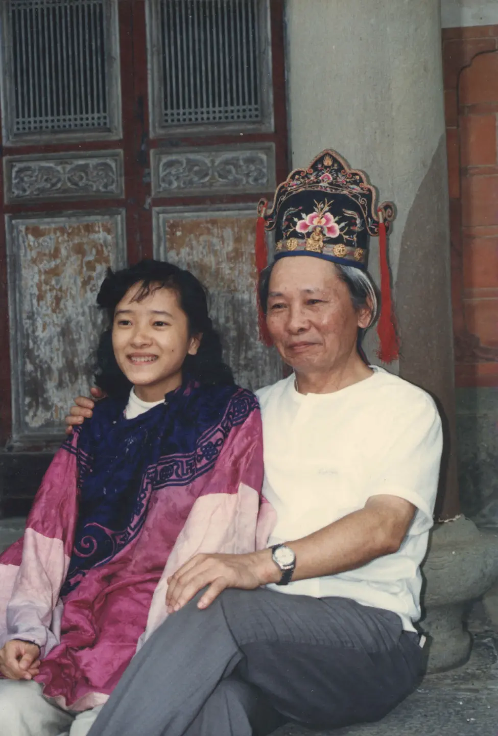 鍾肇政參訪新埔陳家祠堂很有玩心。1988，新埔。楊國鑫攝