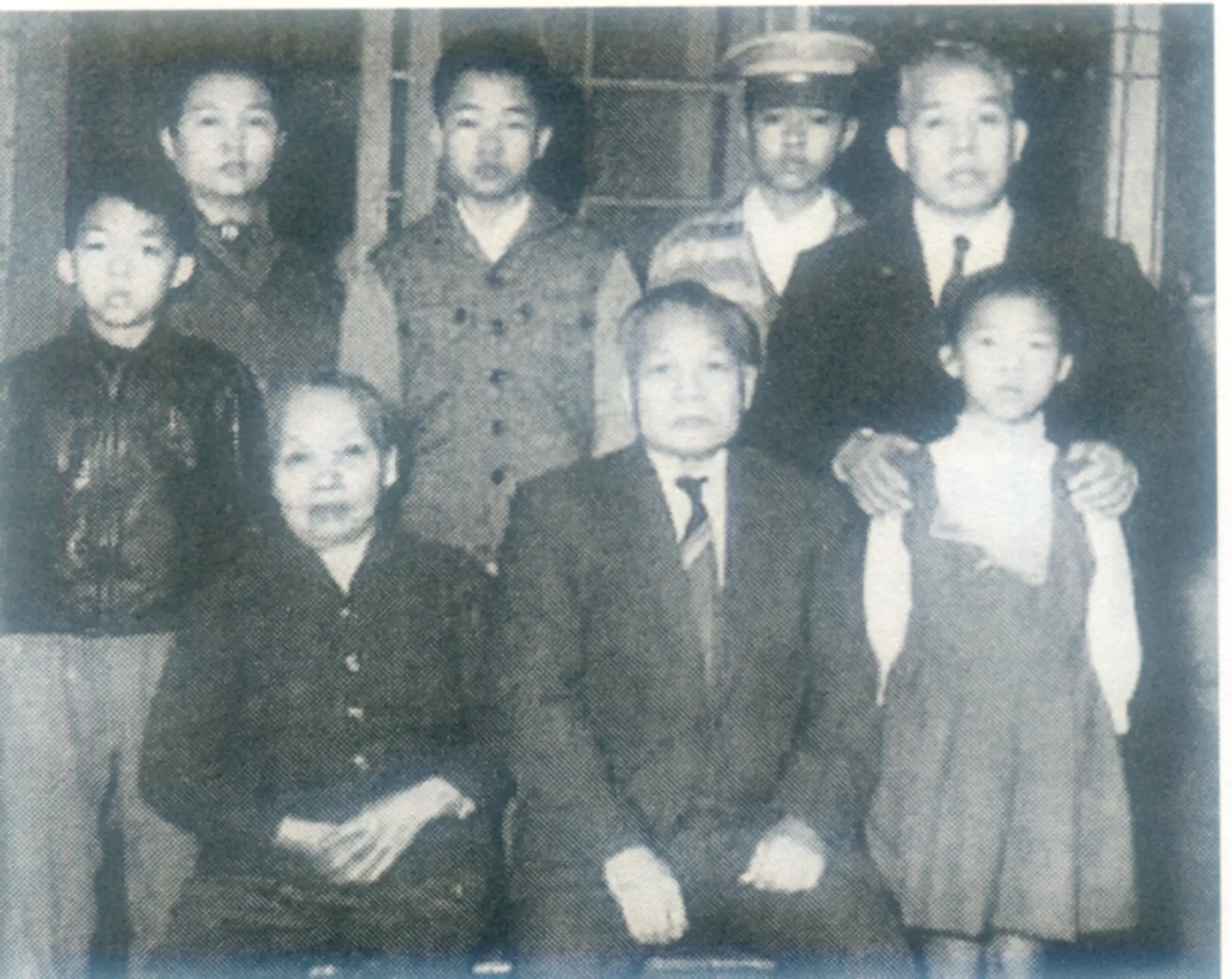 周朝棟、羅嬌妹夫婦（前排中、左）與兒子周廷堯（後右一）、莊孌嫣（後左二）夫婦及長孫周德晃（後右二）、次孫周德輝（後排中）、三孫周德寬（後排左）及孫女周麗文（前排右一）合影，祖孫三代都當醫師。周德寬提供