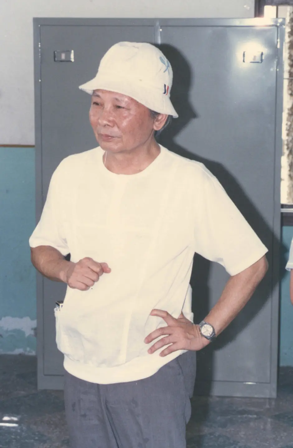 鍾肇政參訪新埔義民廟。1988，新埔義民廟。楊國鑫攝