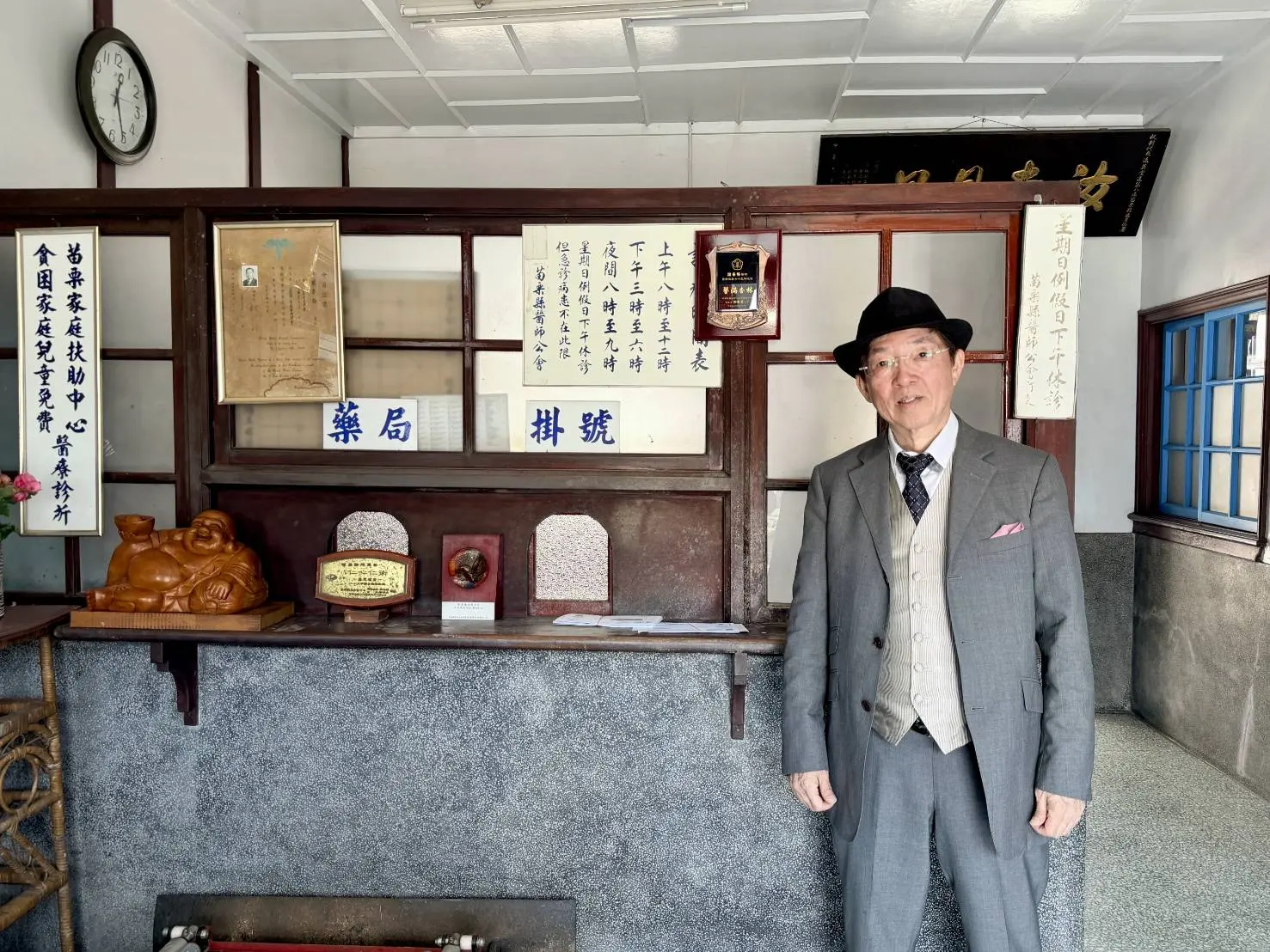 周朝棟日治初期在公館開設長安醫院，他的孫子周德寬（日本名周東寬）今年3月到公館尋根，並到祖父高徒謝春梅以前開設的福基診所參觀，緬懷祖父與謝春梅。何來美攝