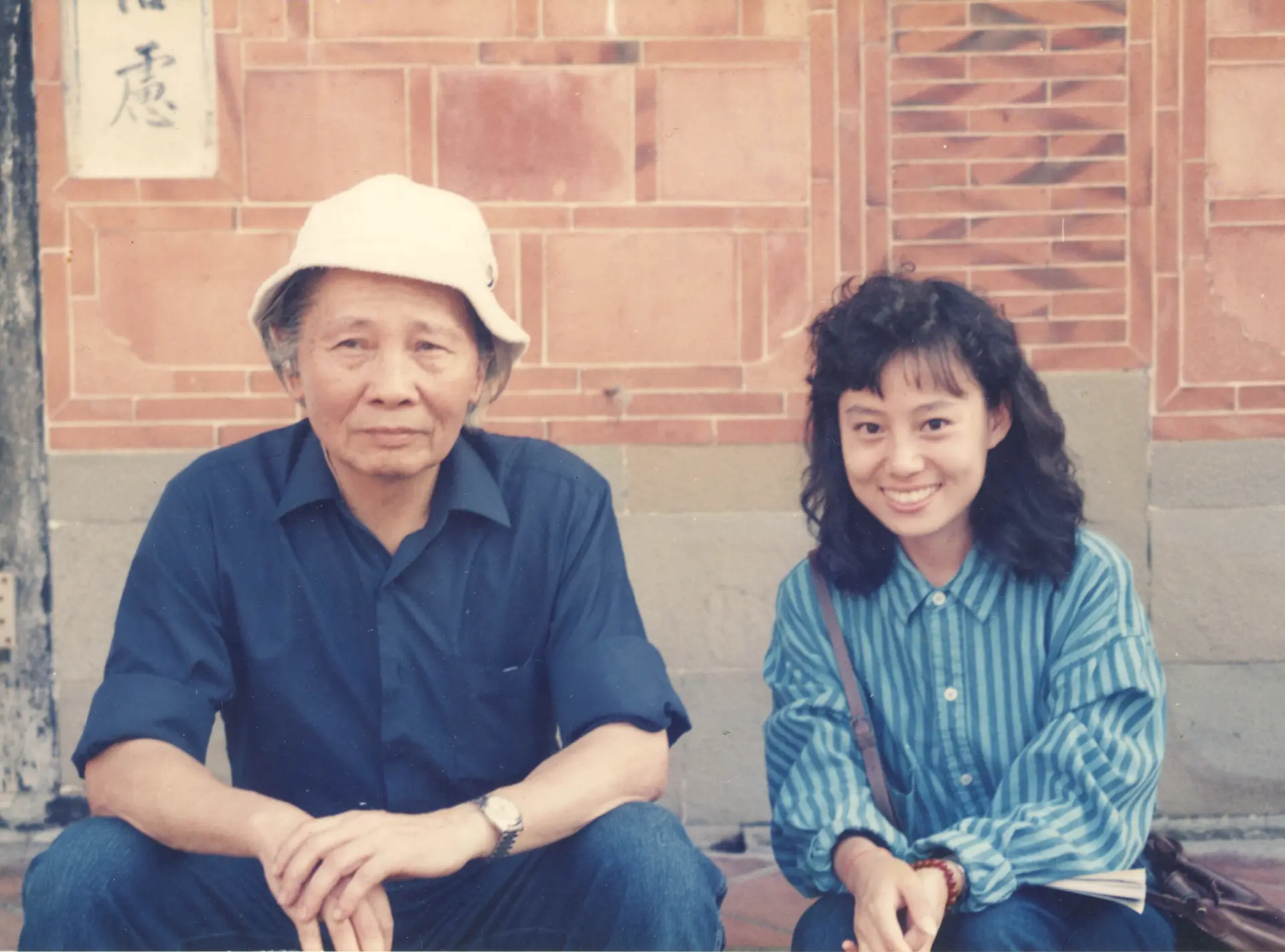 鍾肇政與粉絲合影。1988，北埔天水堂。楊國鑫攝