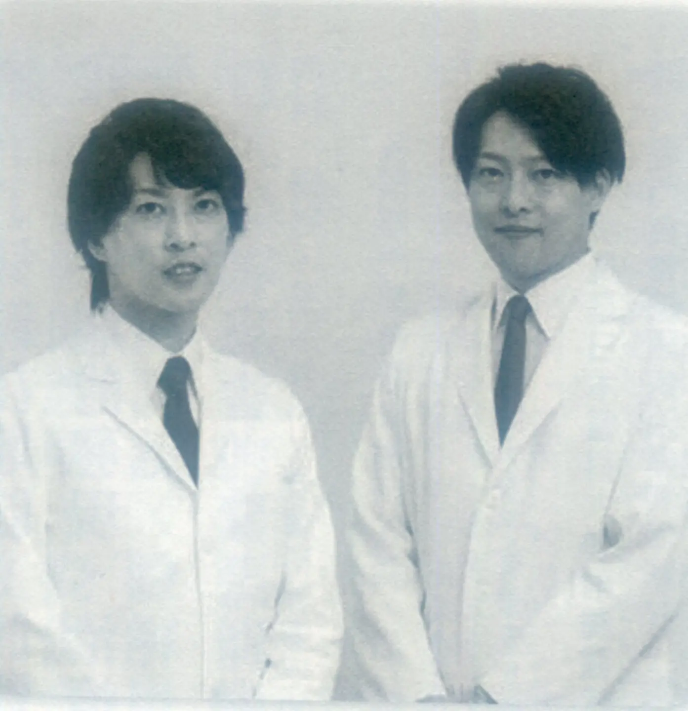 周朝棟的曾孫周東宏晃（右）、周東佑樹（左）也是醫師，是周家行醫第四代，現在日本行醫。周德寬提供