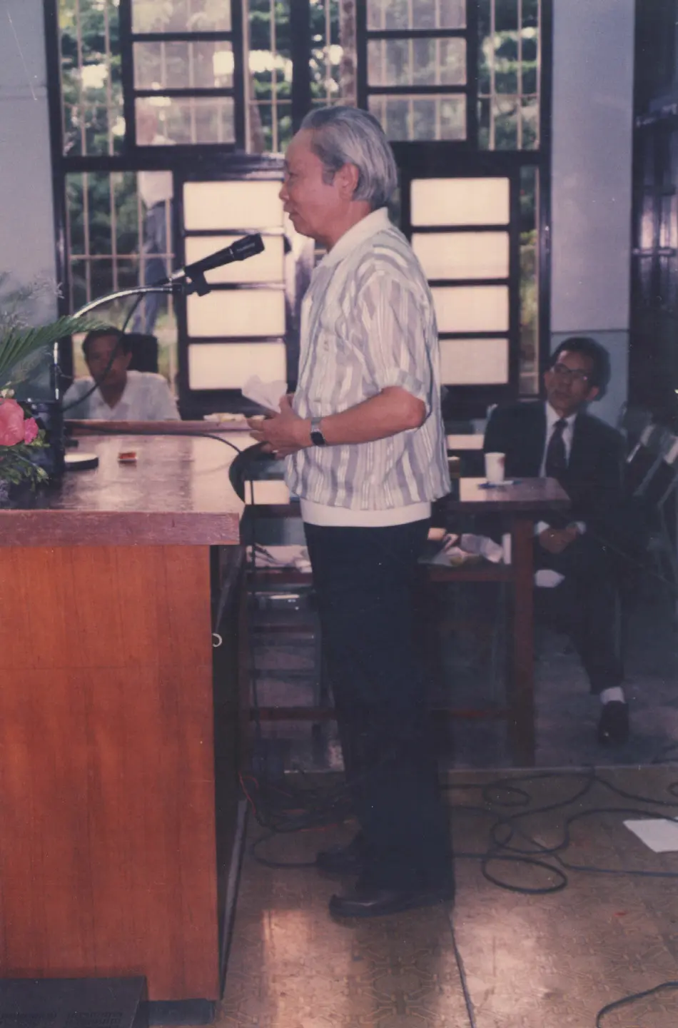 鍾老在客家夏令營主持開幕典禮。1991，新埔義民廟。楊國鑫攝