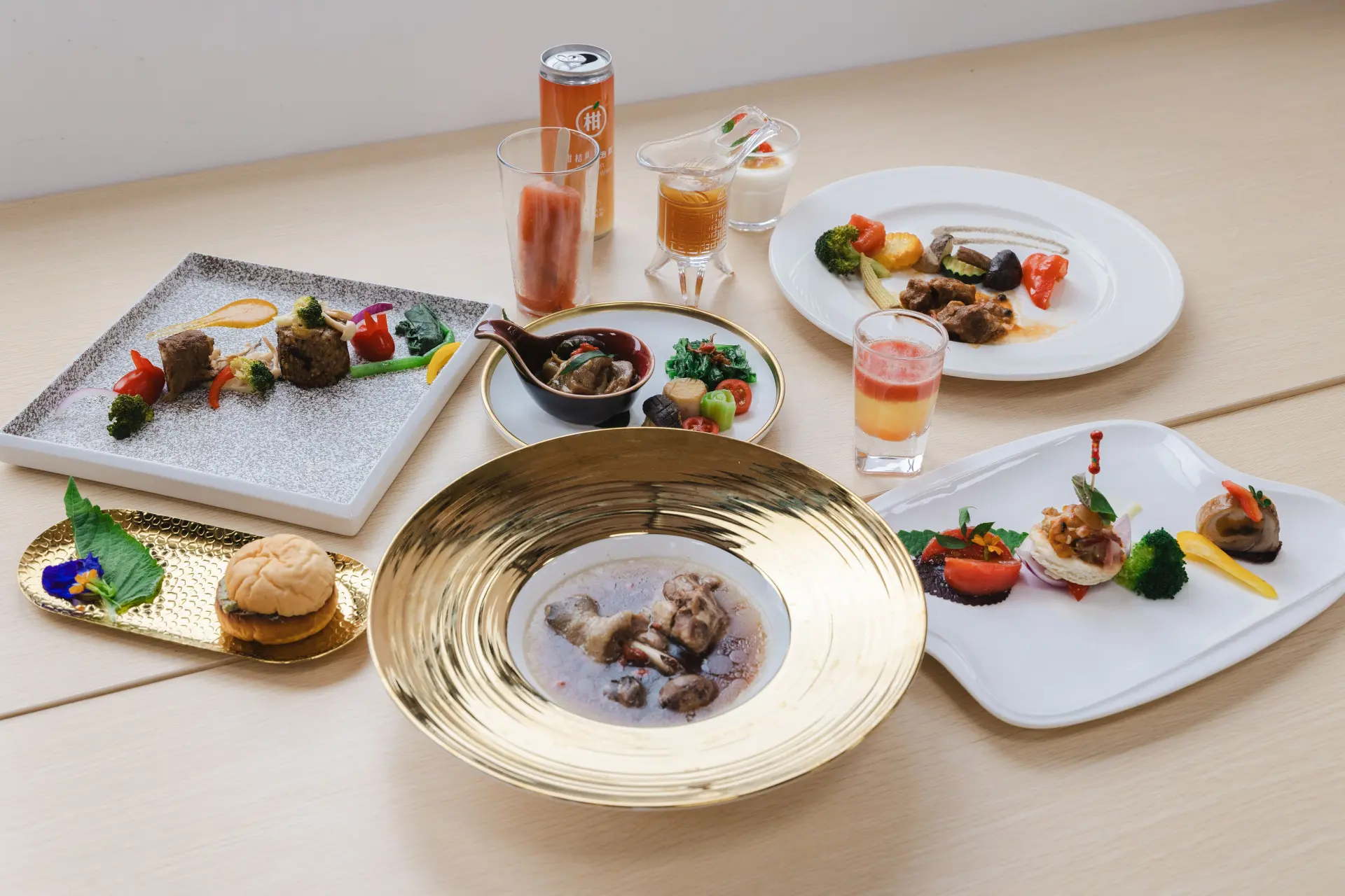 樹豆雞湯、梅釀番茄沙瓦等料理,結合山林食材與客庄飲食文化。竹縣府提供
