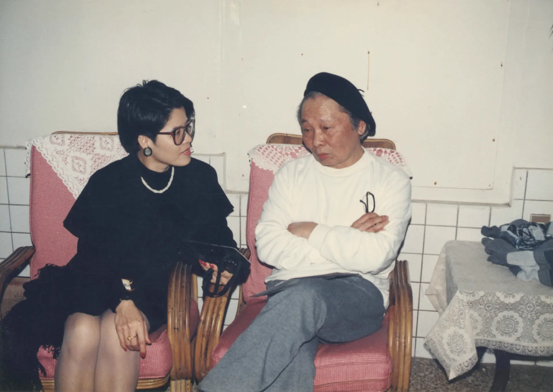 知名電台主持人彭嬿訪問鍾肇政，談新介客家人。1991，龍潭。楊國鑫攝
