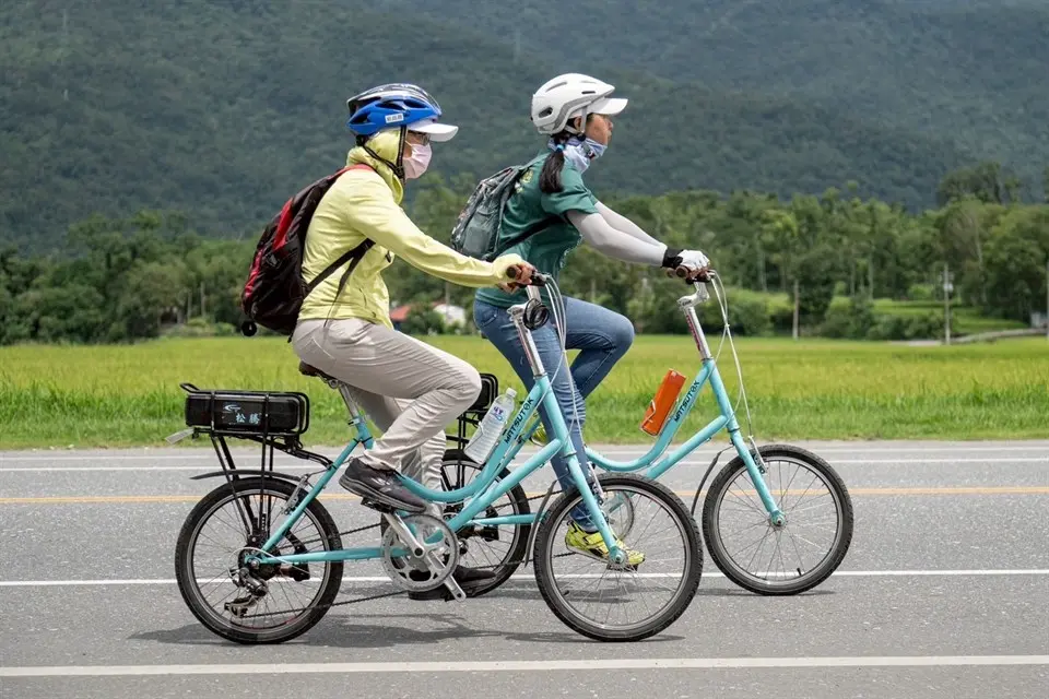 參與民眾以約15公里速度慢遊縱谷,體驗低碳綠色旅遊。2025年資料照。觀光署提供