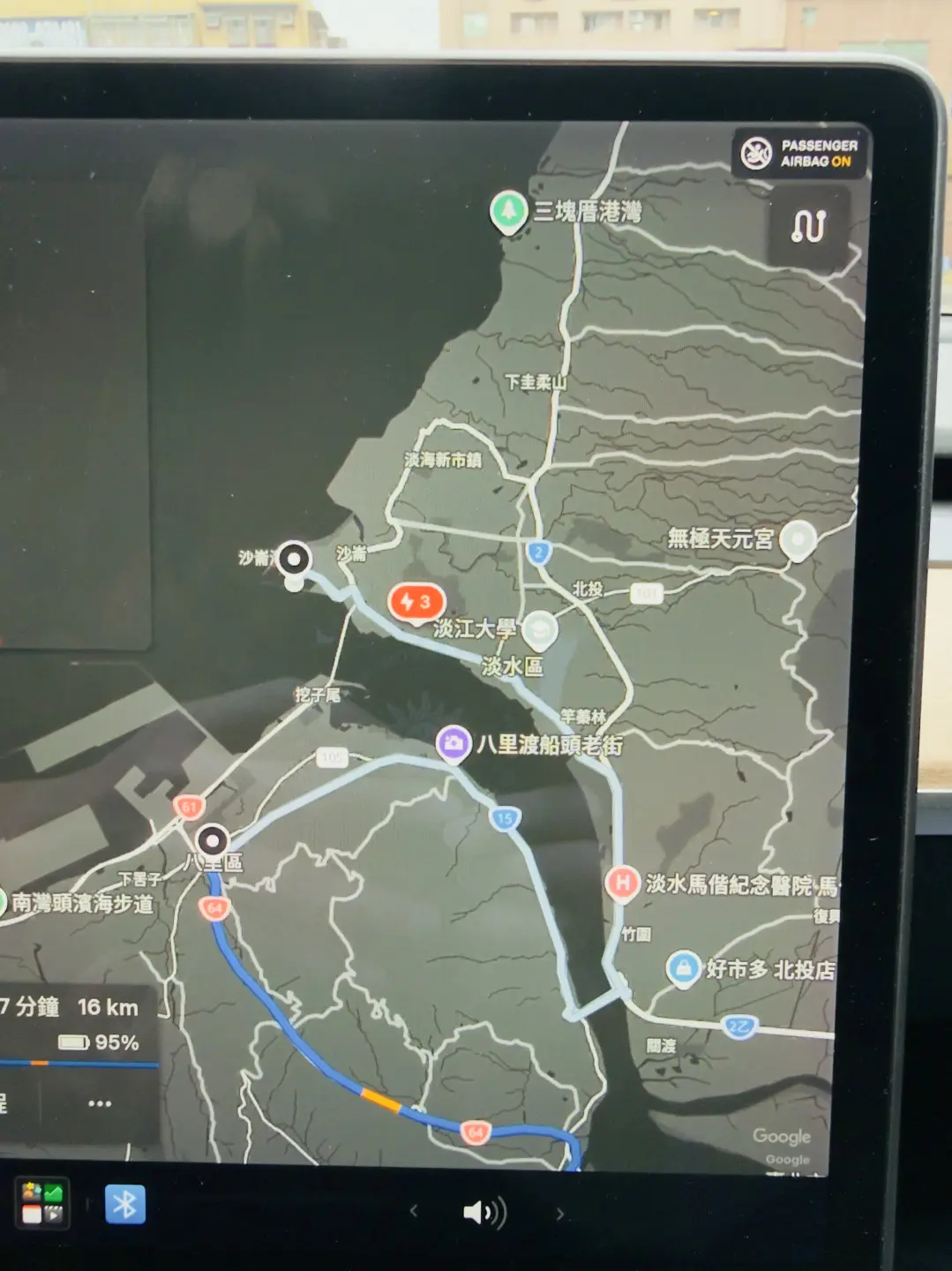 特斯拉車用系統導航從八里到漁人碼頭，系統避開淡江大橋，建議走關渡大橋。莊勝鴻攝