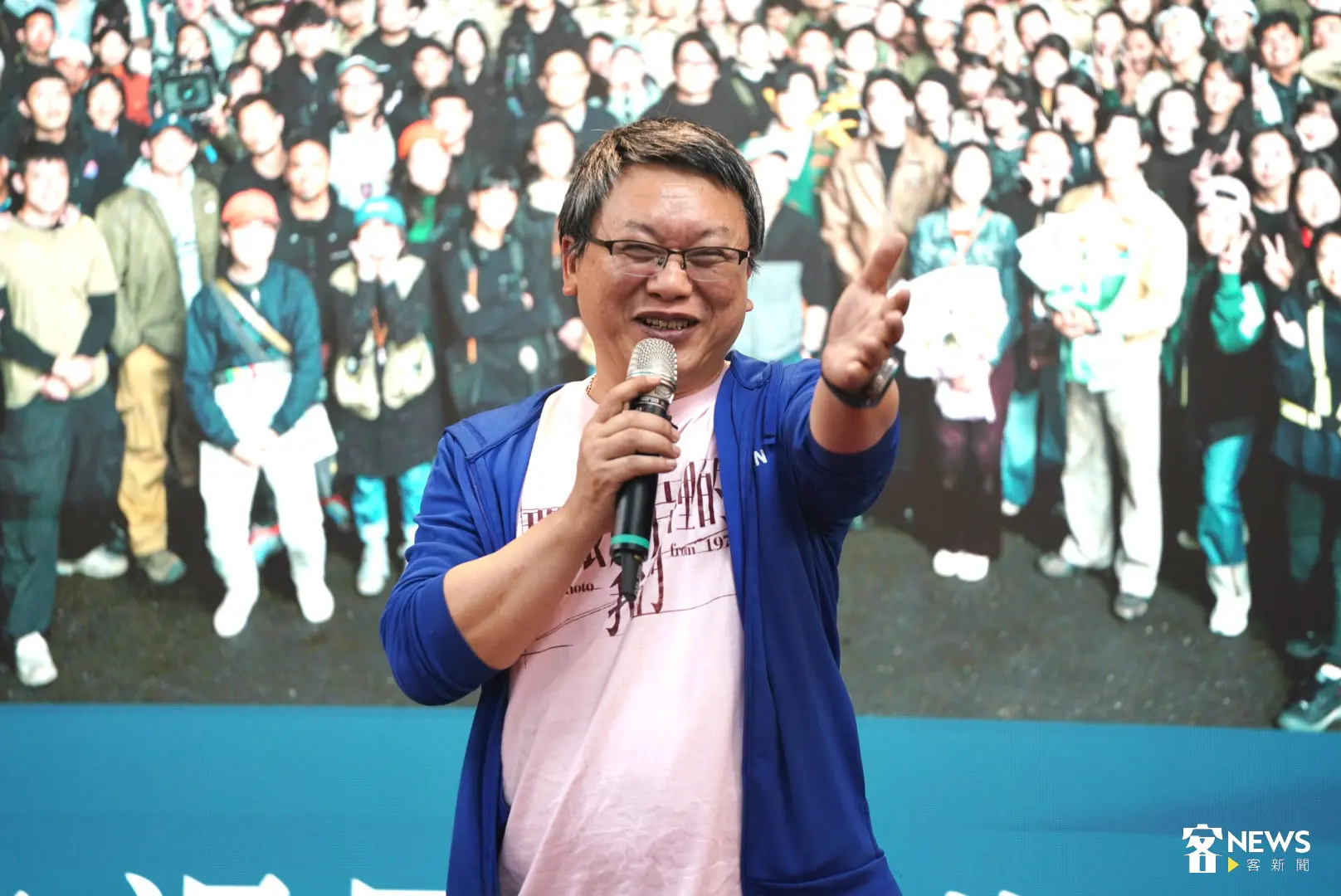導演湯昇榮為苗栗子弟，見到許多認識的朋友非常開心。范修語攝