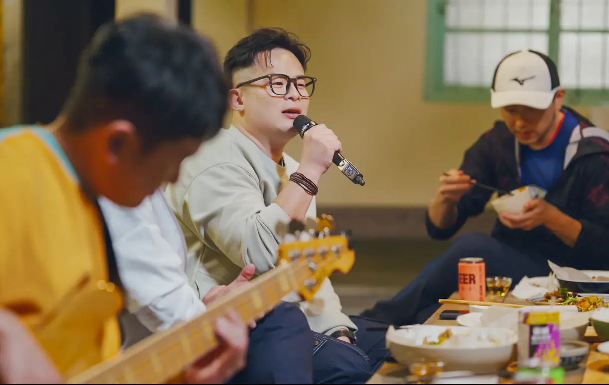 金曲樂團愛客樂一首歌逼哭全場,中為主唱邱廉欽。客家電視台提供