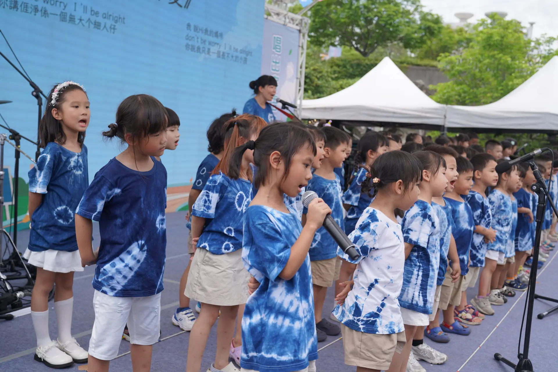 人之初幼兒園演出《給大人个愛》。廖文琪攝