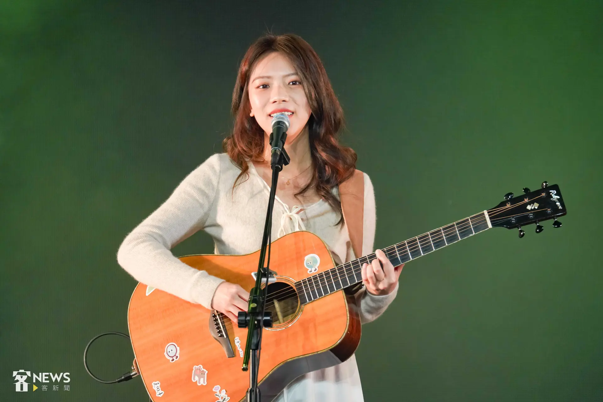 金曲歌后柔米將在「客家藍野餐音樂會」領軍開唱。客新聞資料照