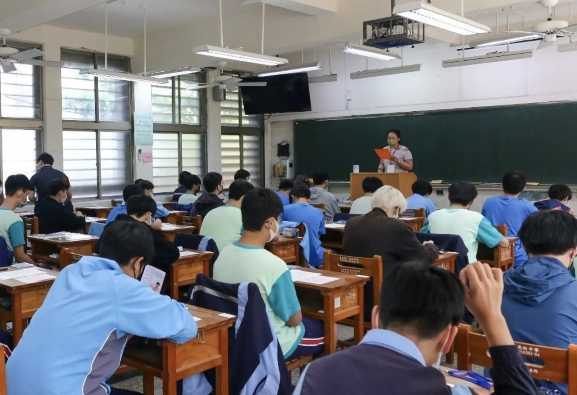 115年國中教育會考將於本週末(16日、17日)舉行,吳德榮表示天氣好轉,氣溫「熱如夏」。教育部提供