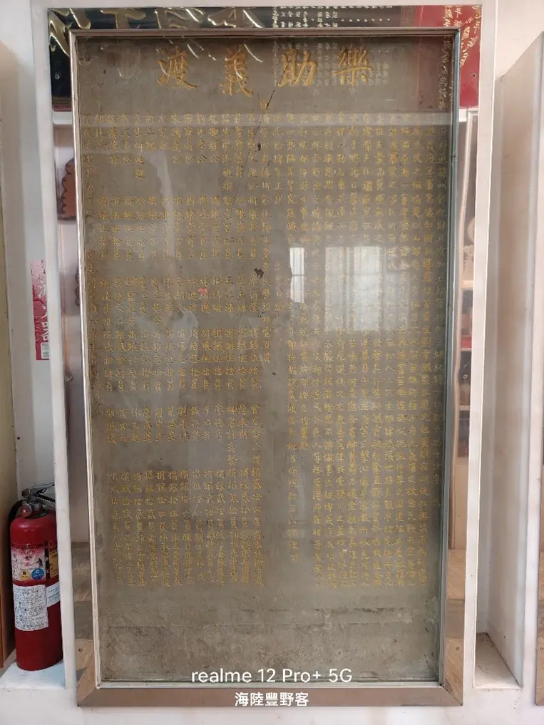 走到後面，還有好幾座被廟方細心呵護的老碑石。廖佳仁提供