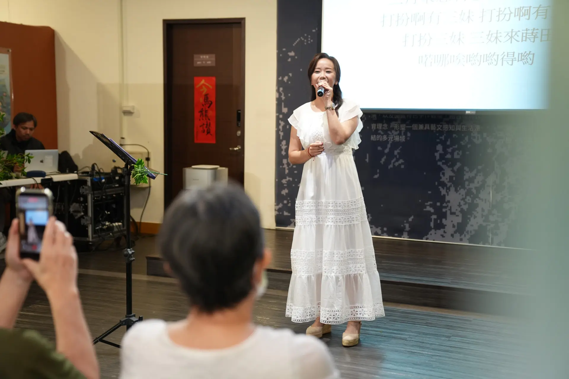 《山中回音，心有回聲》特展開幕時由客家小調女王的歌手羅茵茵登台獻唱。台北市客家文化基金會提供