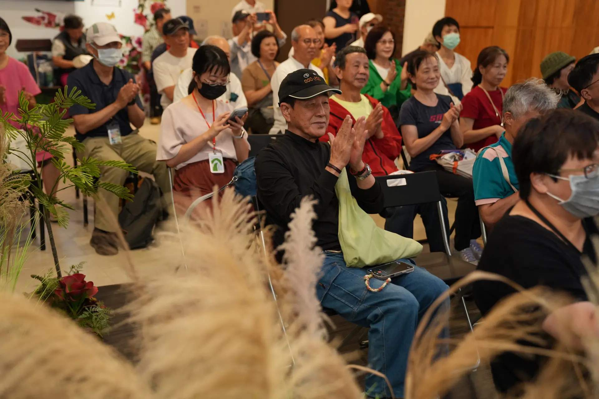 《山中回音，心有回聲》將芒草與山石搬到室內。台北市客家文化基金會提供