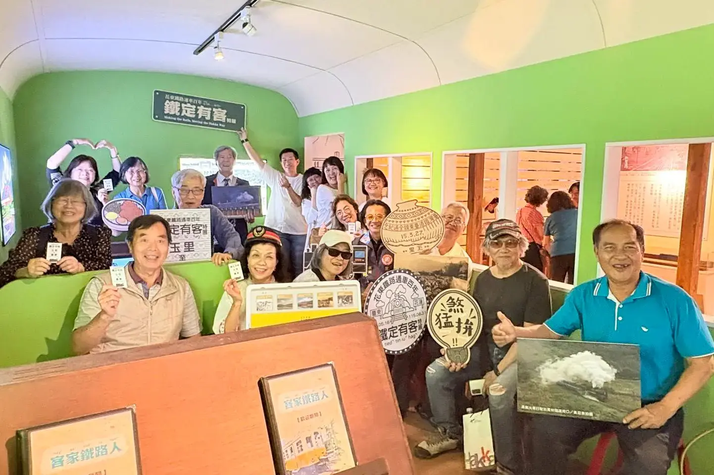 「花東鐵路百年通車-鐵定有客特展」展場模擬早期光華號車廂，多位客家鐵路人及鐵路局員工子女回憶過往溫馨合影。客發中心提供