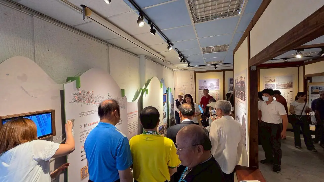 「花東鐵路通車百年-鐵定有客特展」開展，大家一同前往展場參觀聆聽導覽。客發中心提供