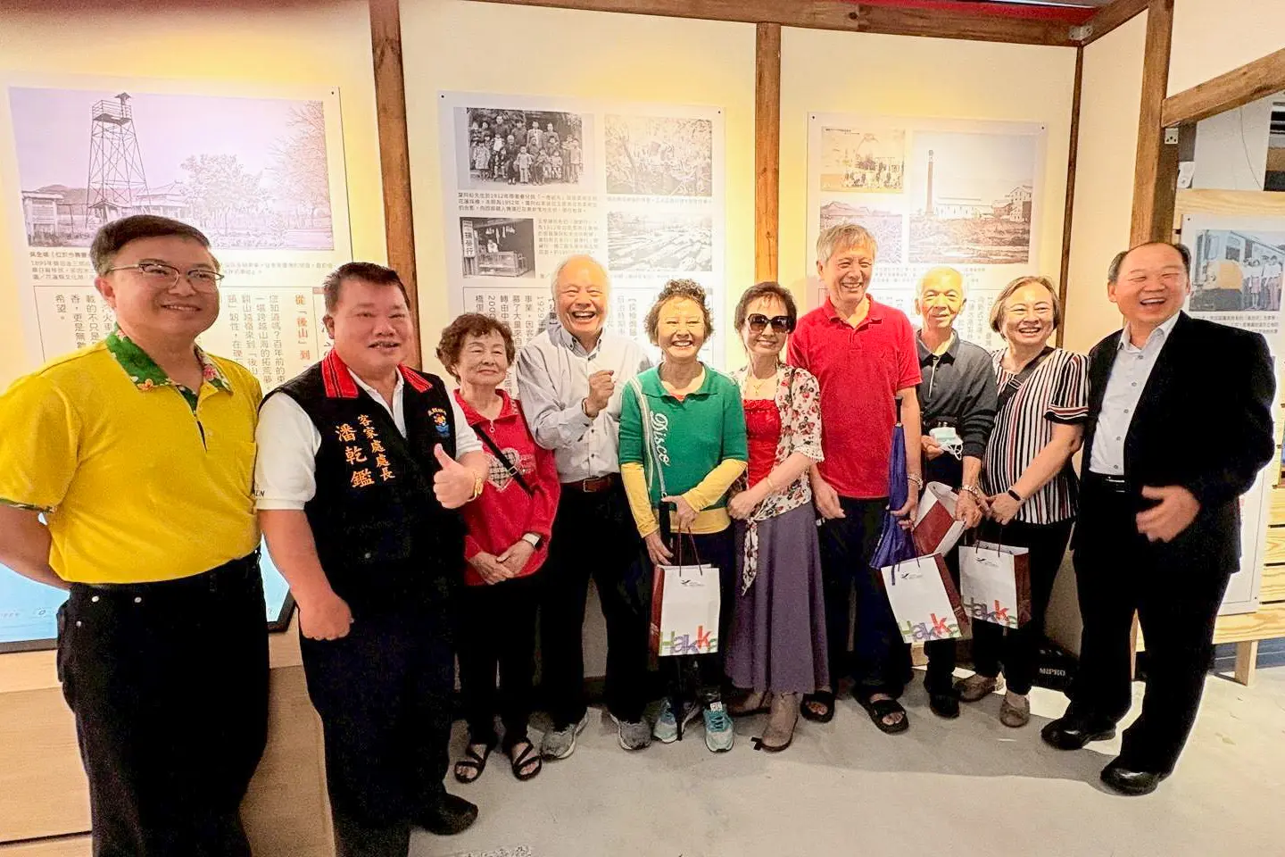 玉里早期經營「瑞榮行」的家族代表葉仁基先生透過1952年家族拍攝的老照片，講述祖先在1912年由苗栗南庄到東部採樟焗腦打拚的故事，圖為老照片中的多名成員現身展場。客發中心提供