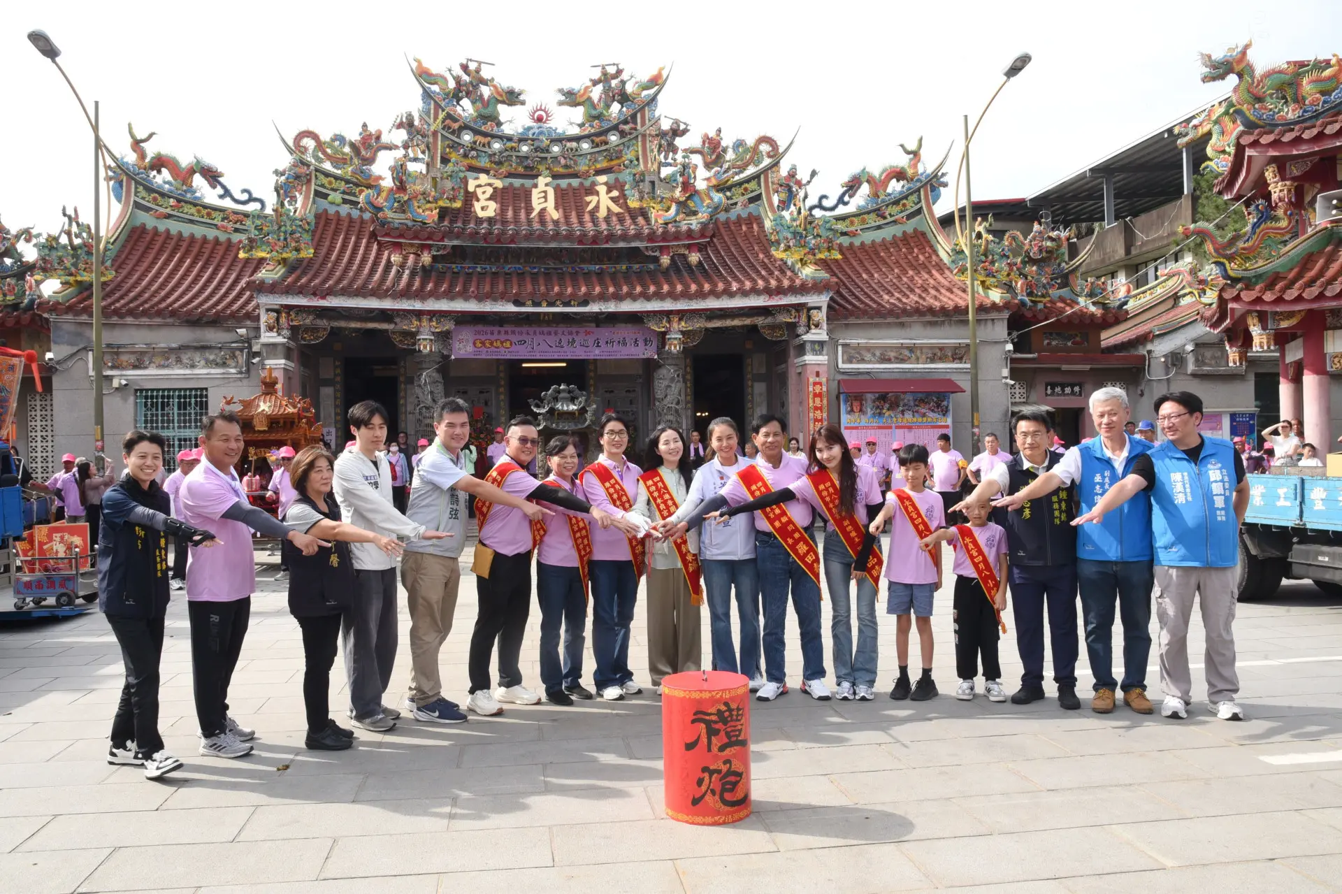 頭份永貞宮四月八媽祖遶境，點燃起馬炮後起駕巡庄。苗栗縣政府提供