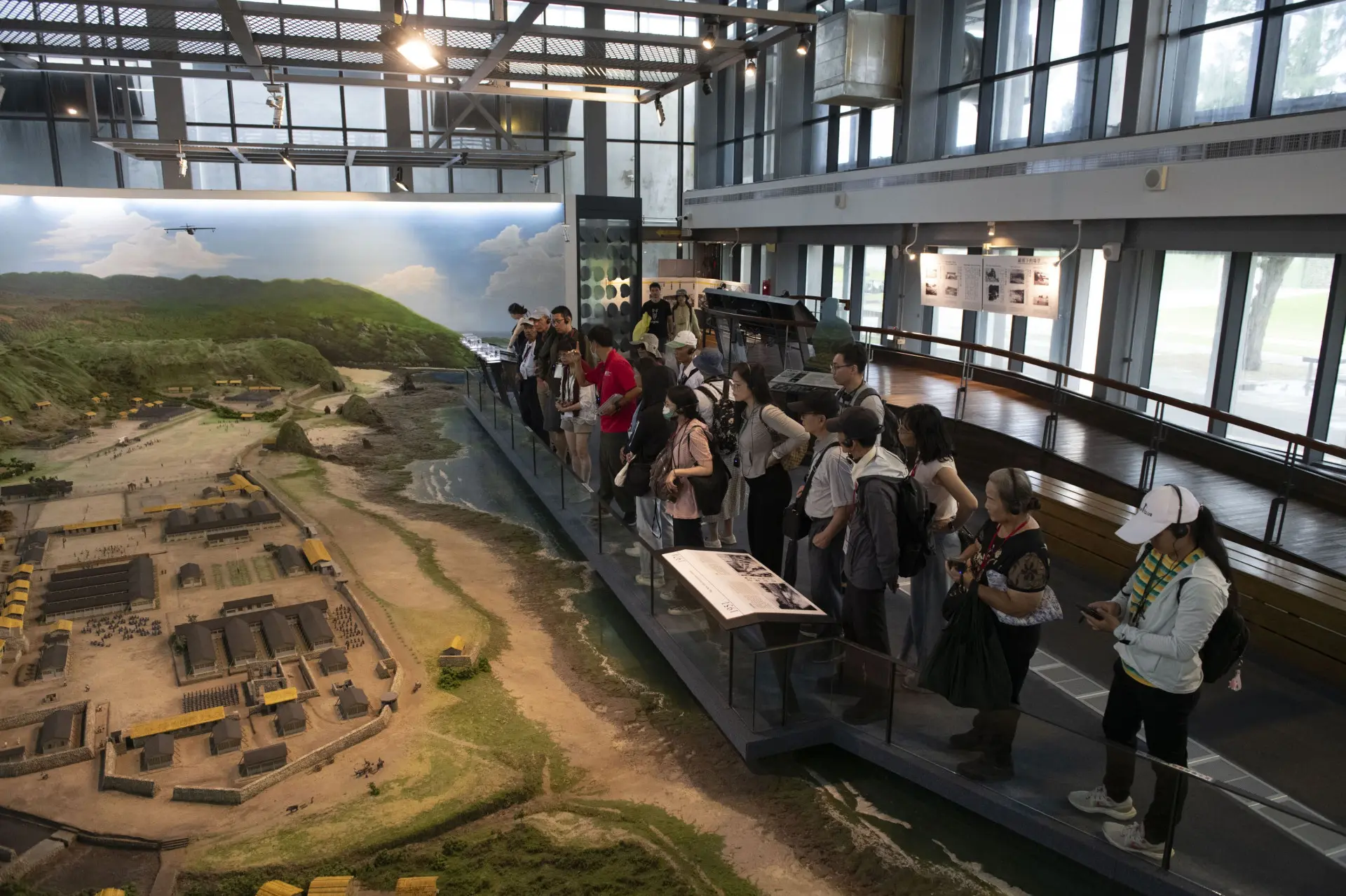 綠島園區導覽員帶領政治受難者及家屬，前往模型館認識新生訓導處的空間規模。國家人權博物館提供