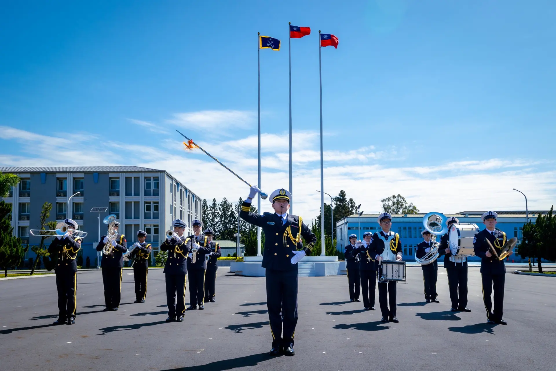 5月23日總統府音樂會,排灣族金曲歌手戴曉君Sauljaljui與海軍軍官學校同台共演。文化總會提供