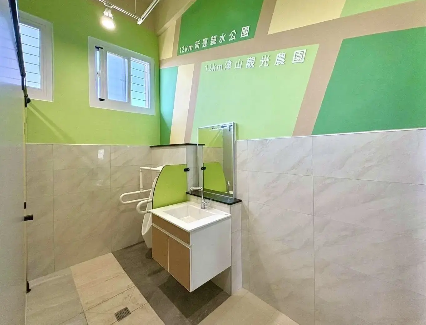 修整後便於高齡長輩使用的無障礙廁所。屏東縣政府提供