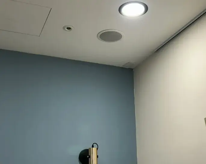 台北市進日前查獲愛爾麗大安店有裝設針孔攝影機，但線路已剪斷；愛爾麗南京店、站前店及光澤診所台北三民店（圖）則有疑似攝影機拆除痕跡。台北市衛生局提供