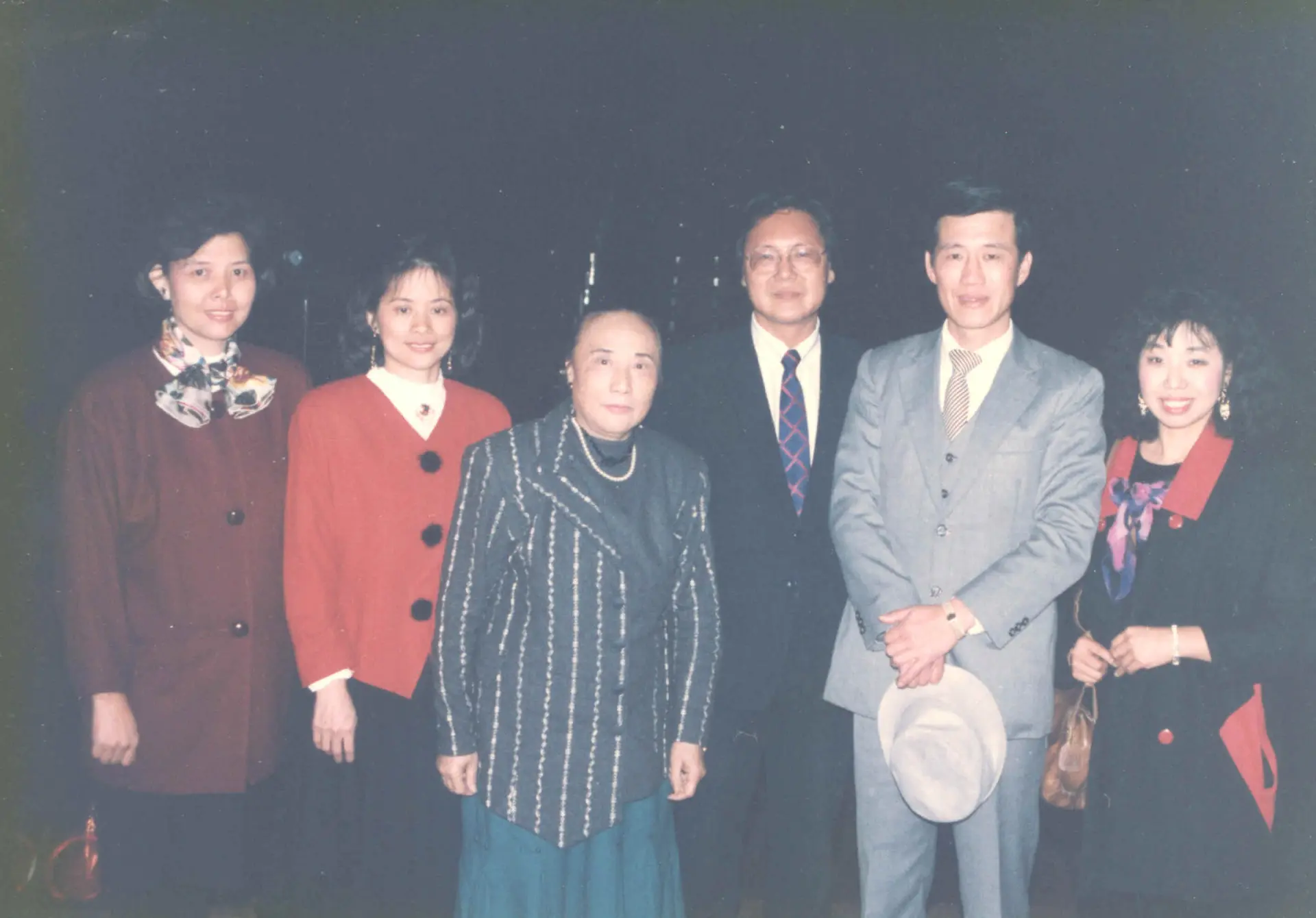 桃園縣慶祝建國八十年民俗歌謠欣賞會。鄉親鄉情外景節目製作人張致遠(右二)、桃園先聲電台客語節目主持人周婷(左一)、桃園先聲電台客語節目主持人何芳(左二)、桃園先聲電台台長(左三)、客語歌手吳吉華(右三)、客語歌手黃淑媛(右一)。1991,桃園。楊國鑫攝