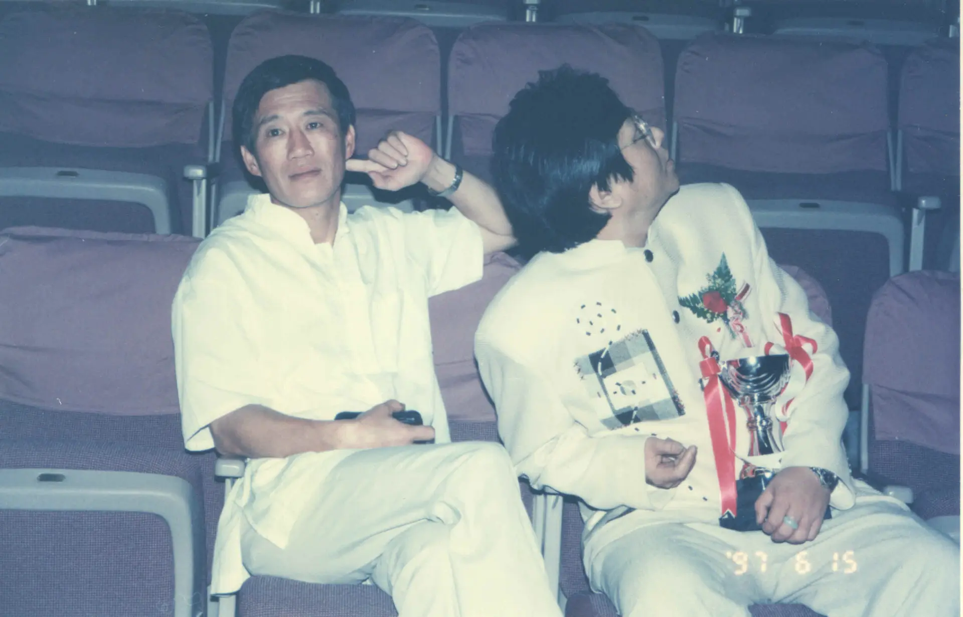 第一屆新竹縣客家新曲獎頒獎典禮,張致遠(左)、林展逸(右)。1997,新竹縣文化中心。楊國鑫攝