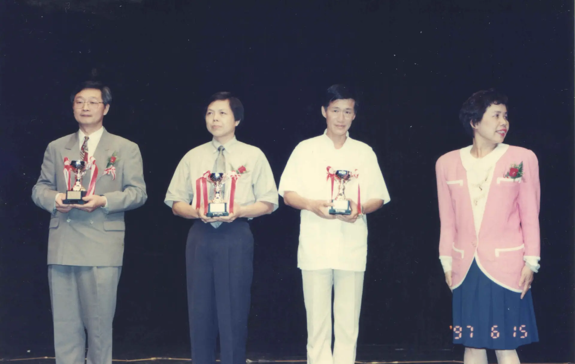 第一屆新竹縣客家新曲獎,領獎人劉家丁(左一)、李貴盛(左二)、張致遠(右二)與頒獎人古素珍(右一,立委邱鏡淳夫人)。1997,新竹縣文化中心。楊國鑫攝