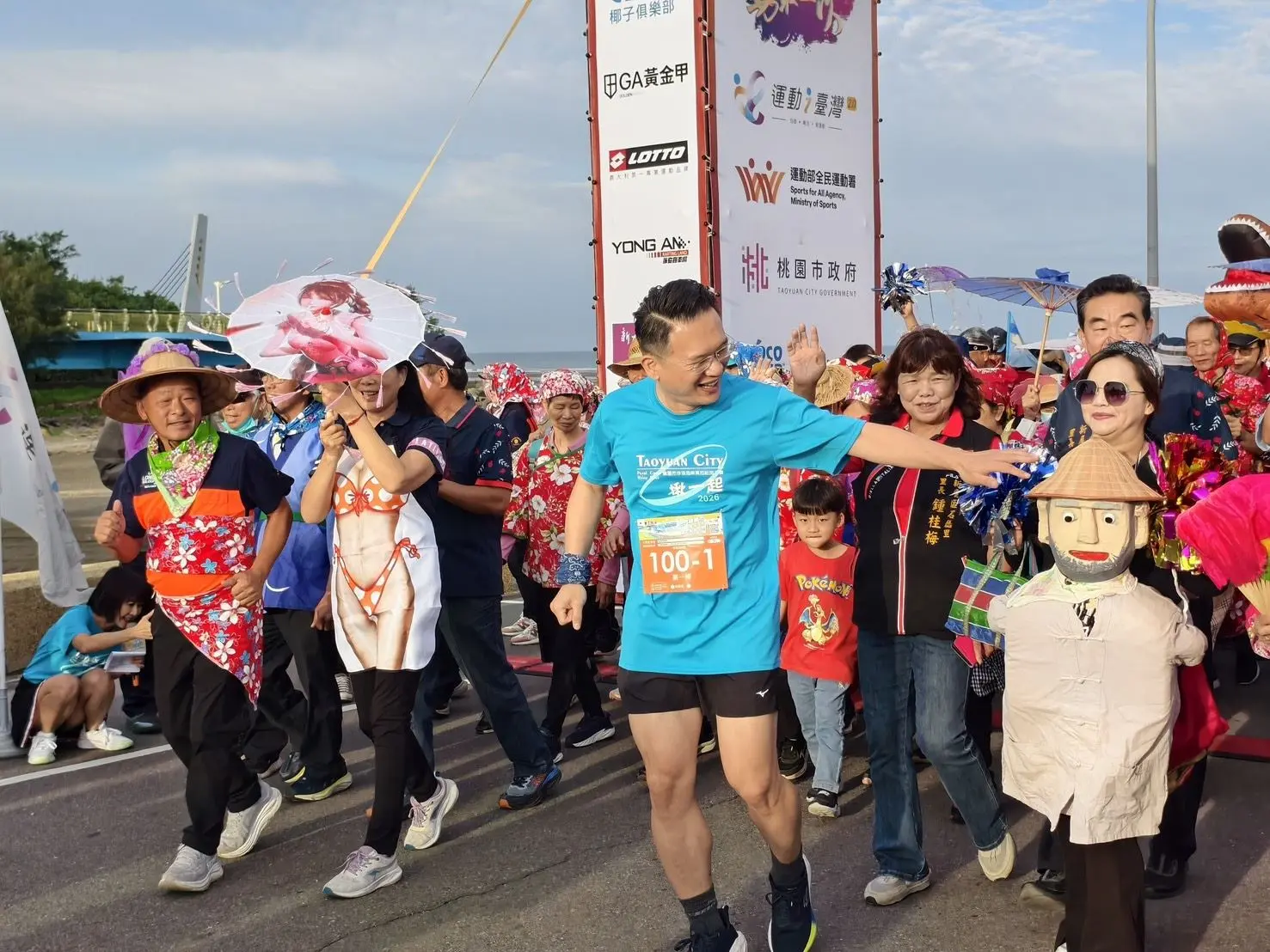 為地景藝術節暖場，參賽民眾著花布、有趣造型等變妝組隊。桃園市政府提供