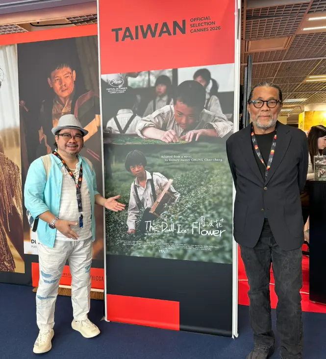 影視聽中心董事長褚明仁（圖左）與國際攝影大師李屏賓（圖右）帶《魯冰花》（1989）數位修復版前往坎城影展放映。國家影視聽中心提供