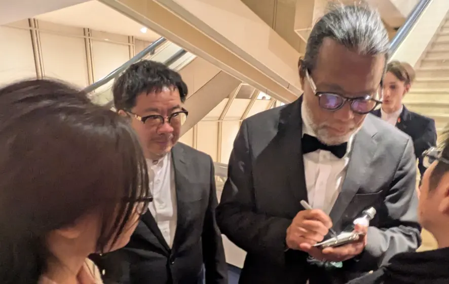 《魯冰花》數位修復版於坎城全球首映後，觀眾紛紛向褚明仁董事長、李屏賓致意，引來影迷圍觀簽名。國家影視聽中心提供