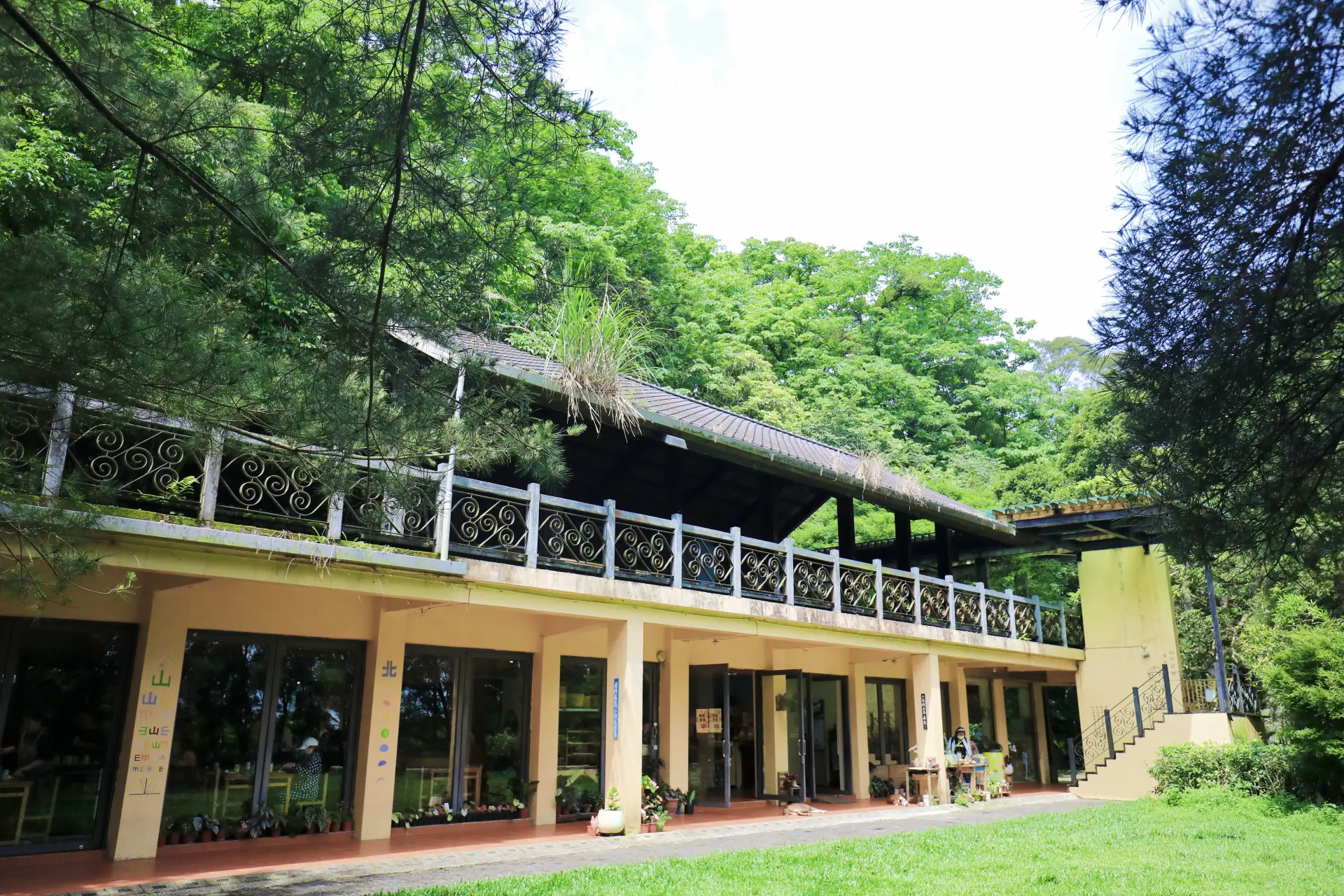 走訪大山北月,這座由廢棄校舍改造的空間融合地方飲食、山村文化與藝術策展。新竹縣政府提供