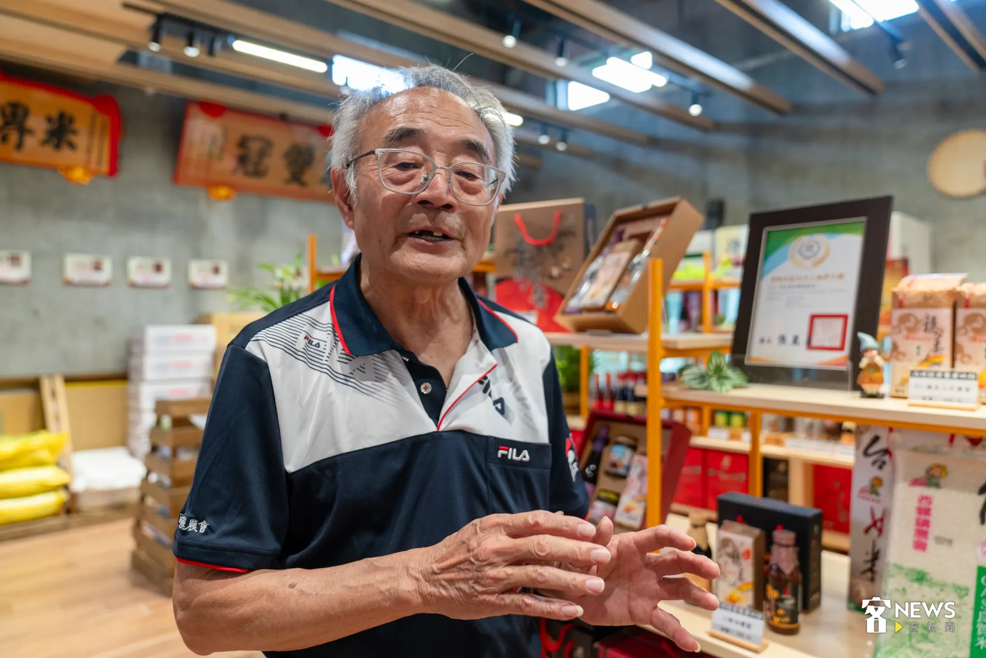 曾任雲林縣西螺鎮農會秘書沈培昇雖然已退休,仍會在包粽的時候回到農會幫忙。洪藝晅攝