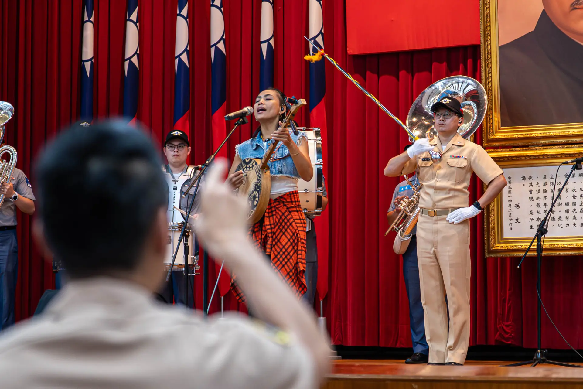戴曉君Sauljaljui與海軍軍樂隊彩排共演。軍聞社提供