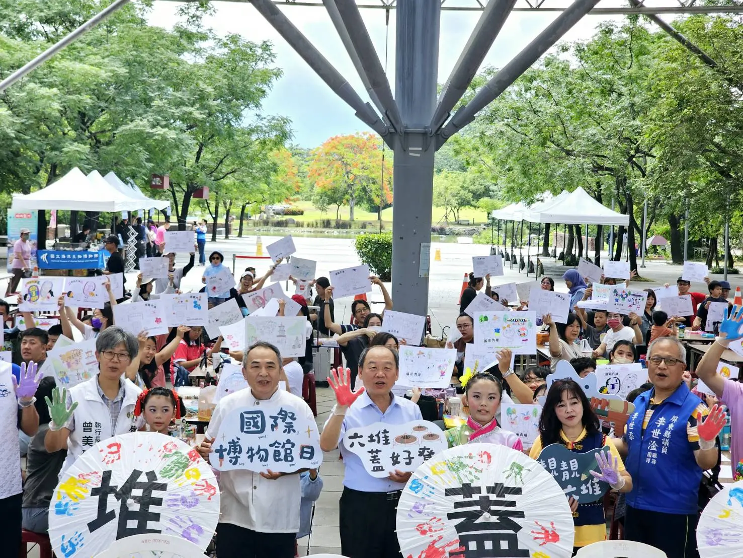 六堆客家文化園區博物館日慢慢仔行，出席貴賓與參與彩繪民眾合影。客委會提供