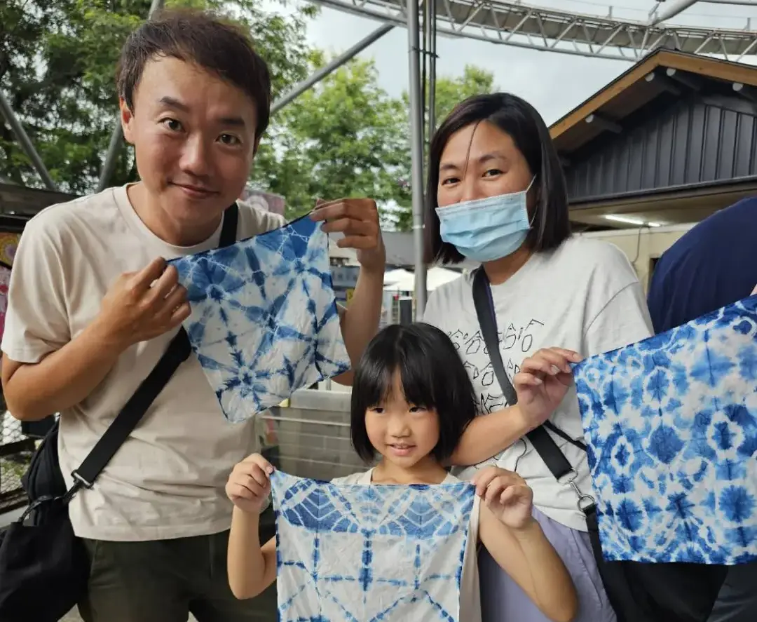 六堆客家文化園區博物館日慢慢仔行，民眾體驗藍染。客委會提供
