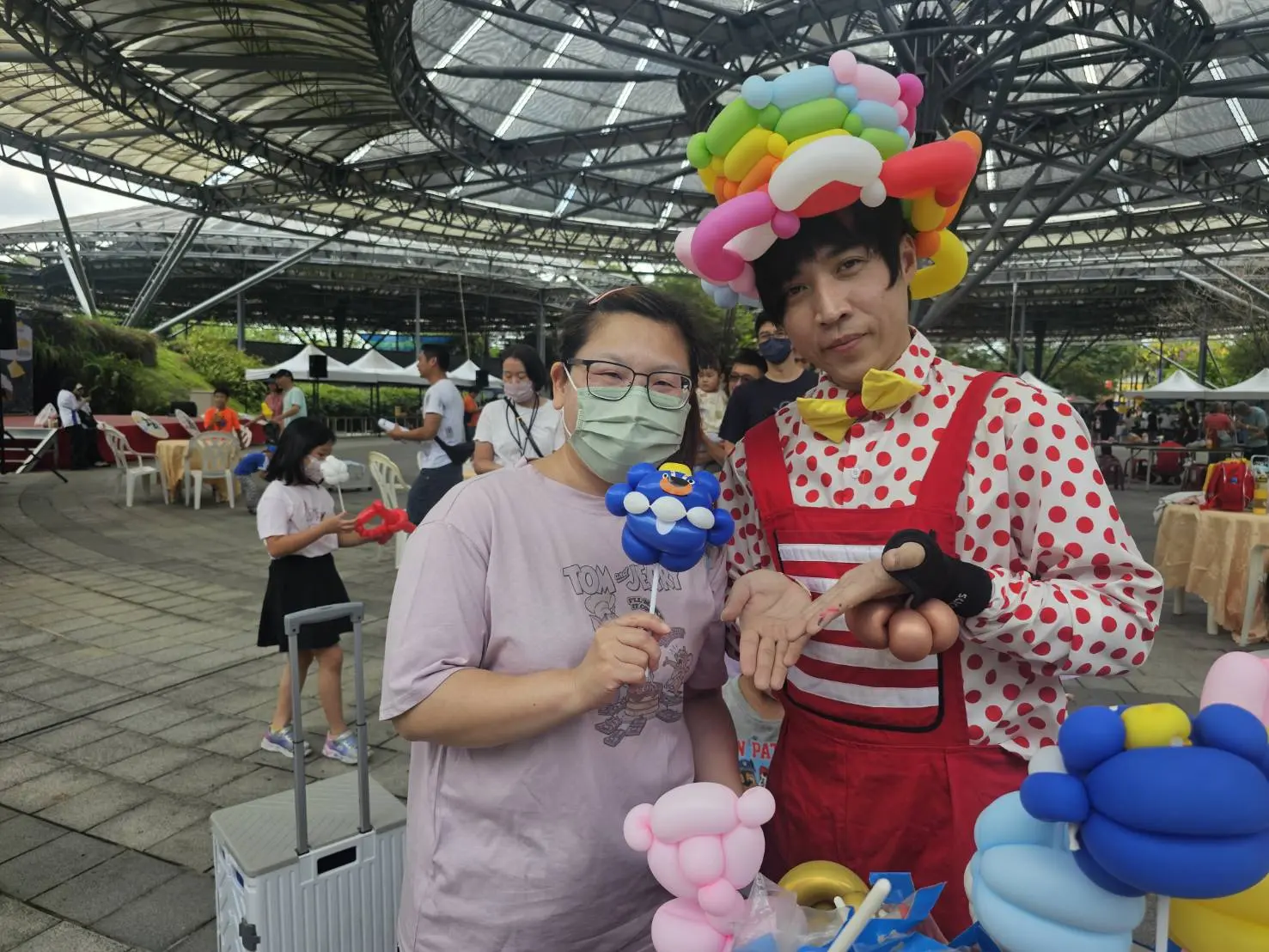 六堆客家文化園區博物館日慢慢仔行，大獅兄造型氣球超搶手。客委會提供