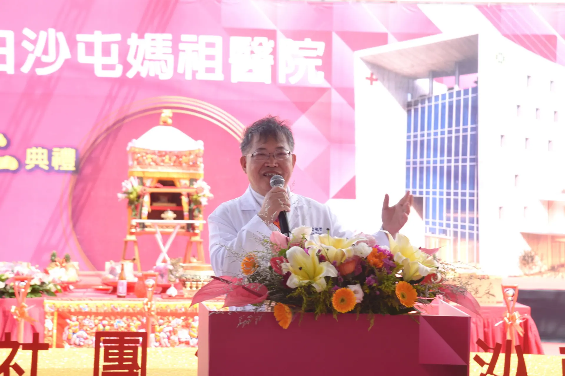 童綜合醫院董事長童敏哲表示,醫院是白沙屯拱天宮創建逾百年來,第一家在媽祖徒步往北港進香期間,為香燈腳提供隨行24小時支援服務的醫院。苗栗縣政府提供