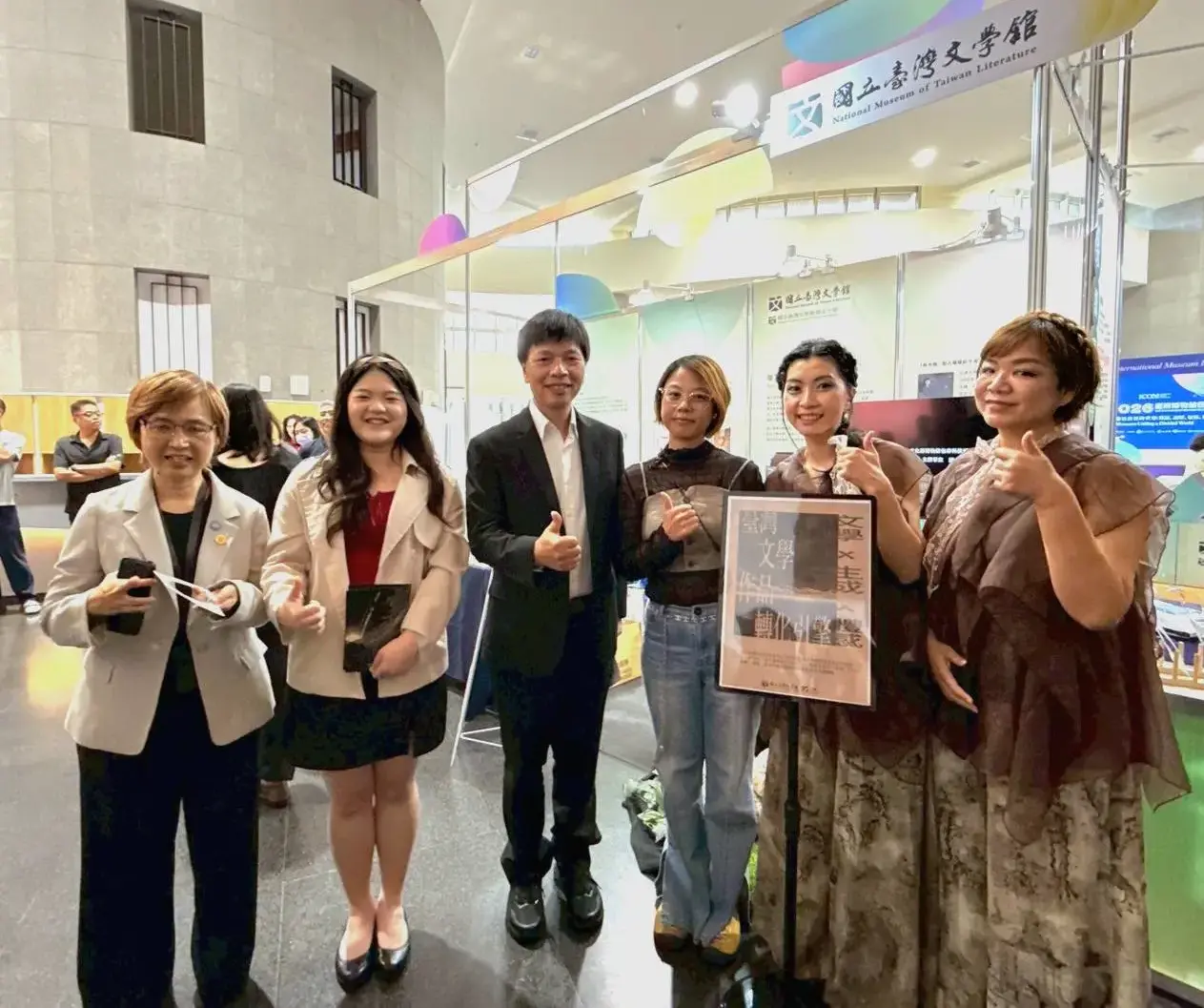 蕭宥(左2)與众月藝創所表演者等人合影。蕭宥提供